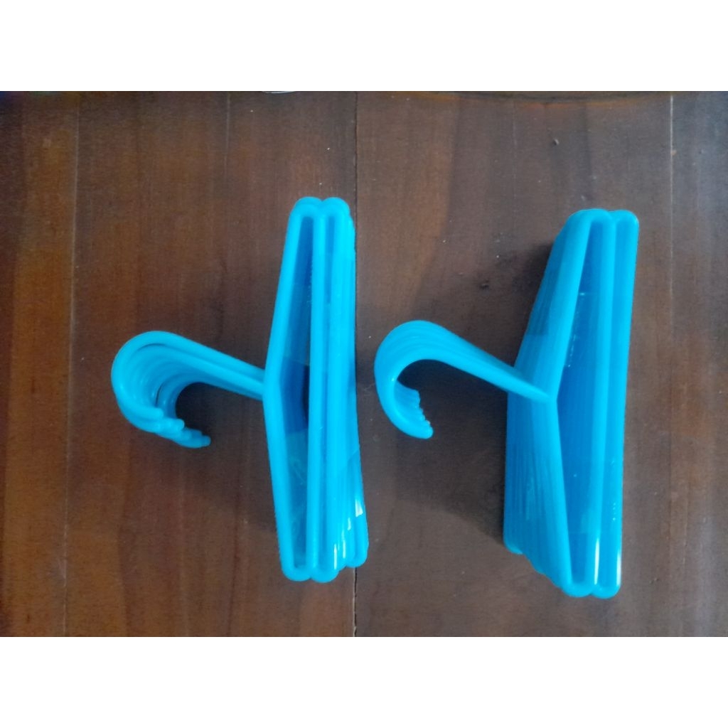 Hanger hijab bahan plastik bekas pakai layak display