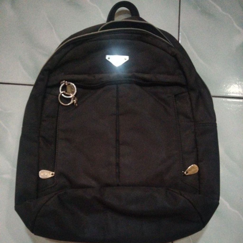 Preloved Tas Ransel Wanita Elizabeth Hitam