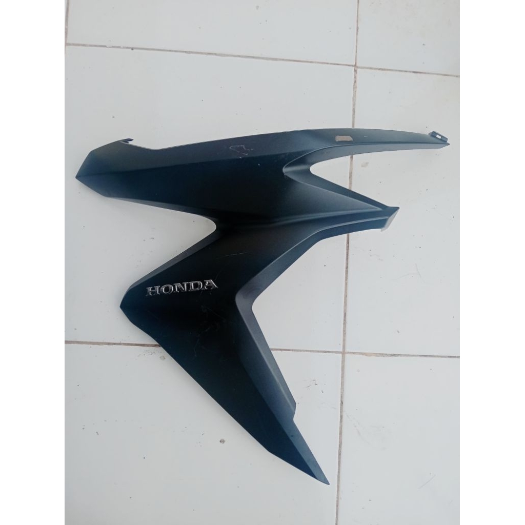 cover tebeng sayap depan bagian kanan Vario 150 125 Led New original