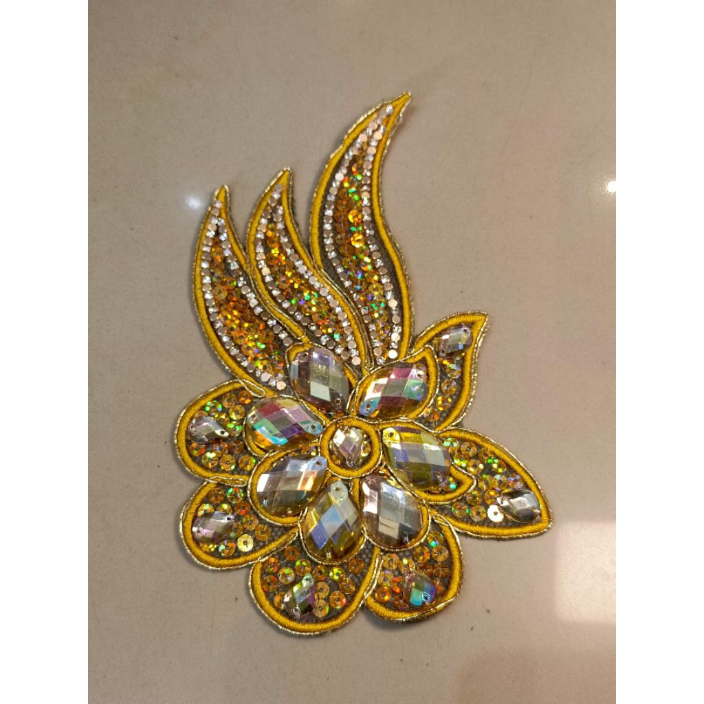 Aksen Hijab Bunga Payet Kristal Emas Glamour