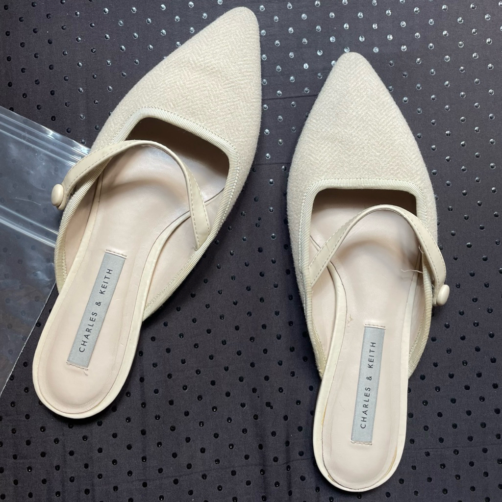 Preloved Sandal Charles and Keith Beige