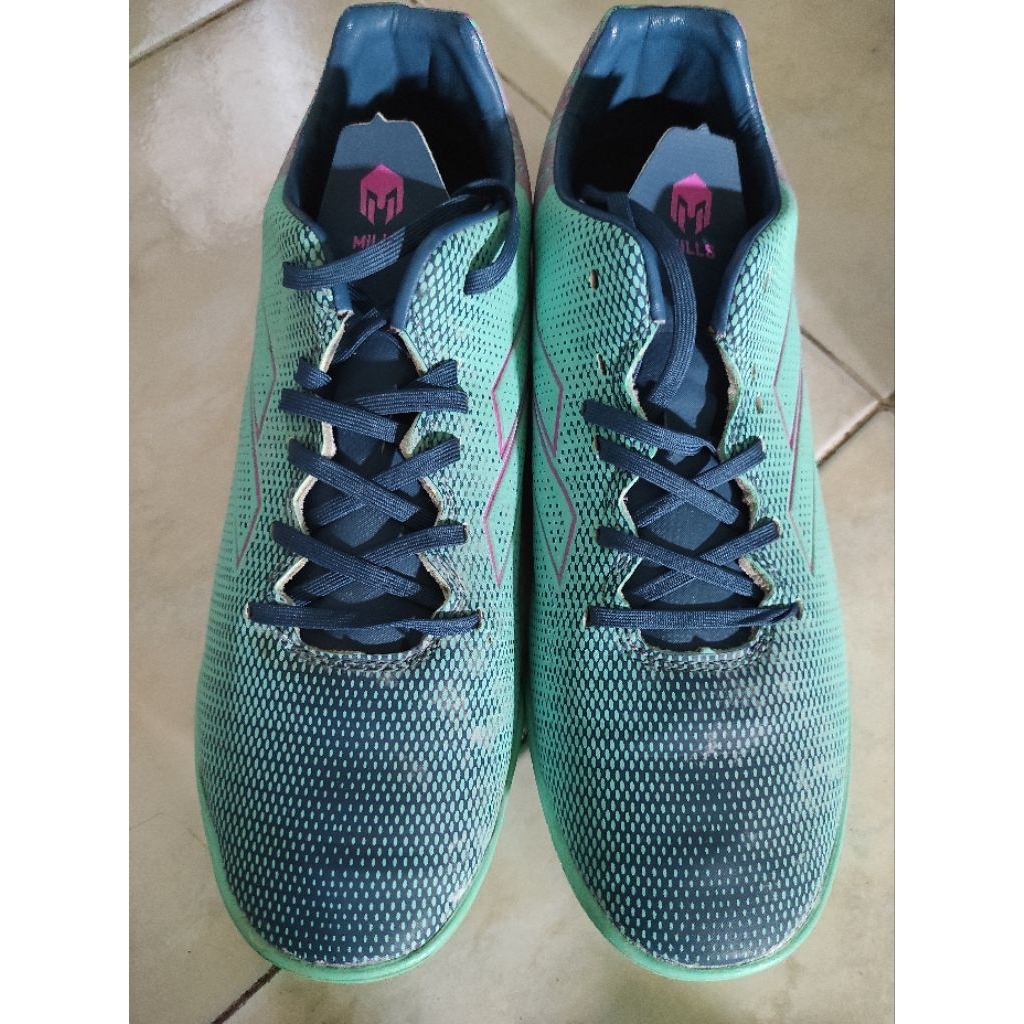 preloved sepatu olahraga futsal pria biru second ukuran 39-40