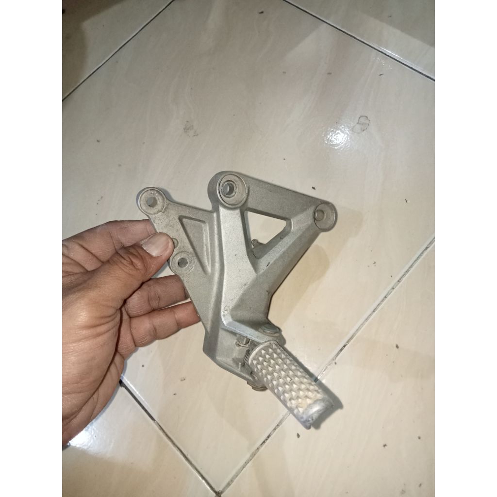 Footstep Bostep postep dudukan pijakan kaki depan kanan Honda CBR 250 RR cbr250rr original