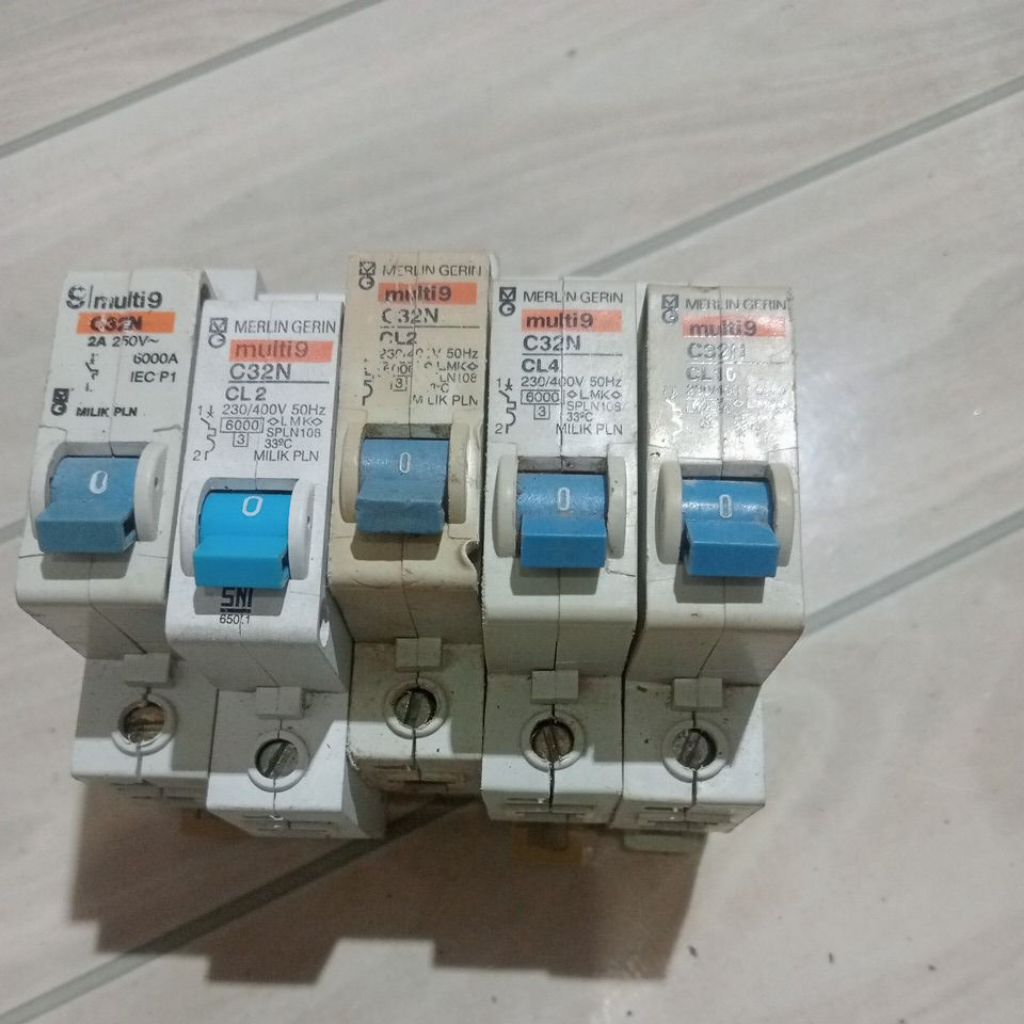 MCB MULTI /MERLIN GERIN HANDEL BIRU
