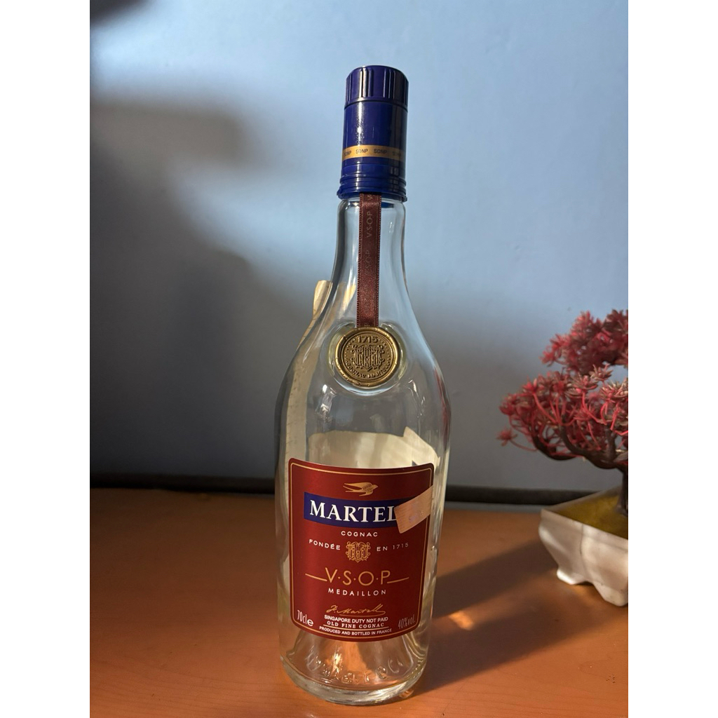 Botol bekas minuman Miras import Martel vsop Medaillon  No dus /Hiasan kamar / ruang tamu/ pajangan/