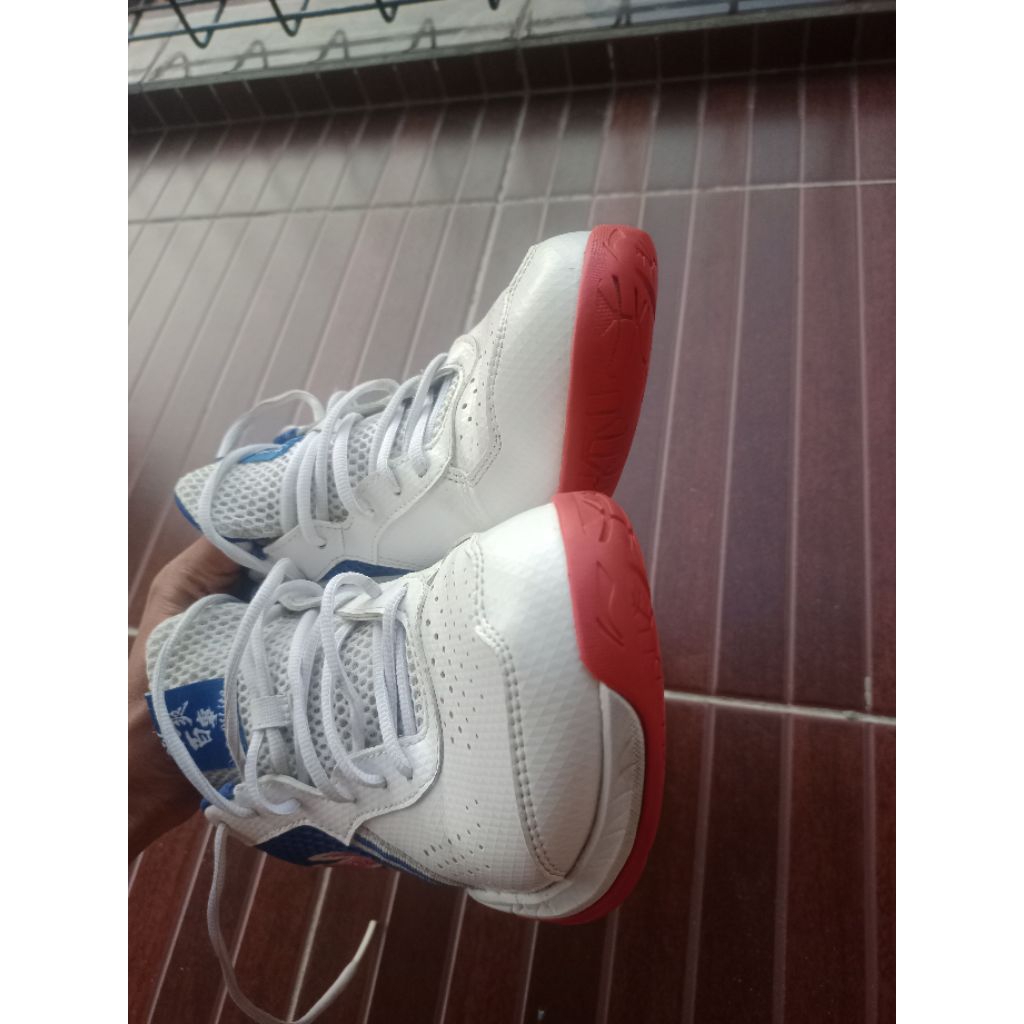 Sepatu Lining Bekas Pakai