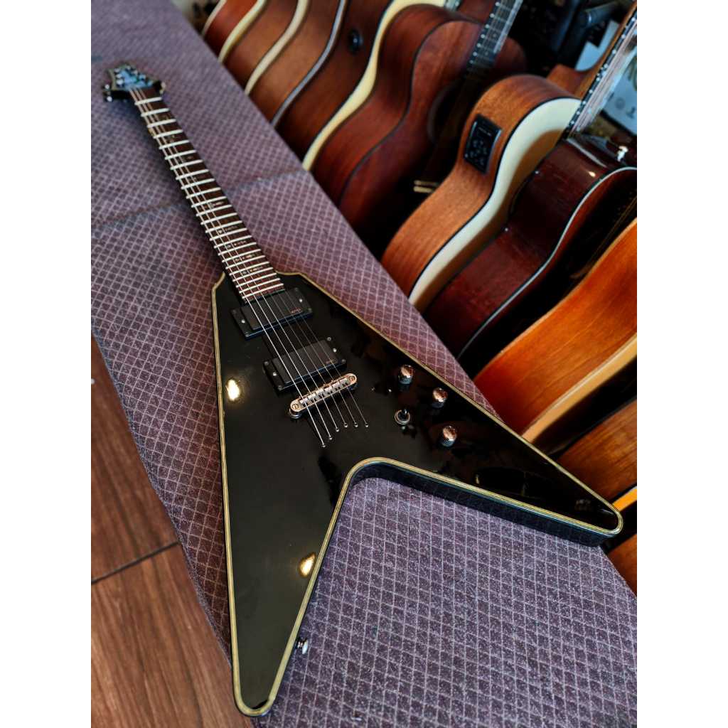 SCHECTER HELLRAISER V1 BLACK ELECTRIC GUITAR USED