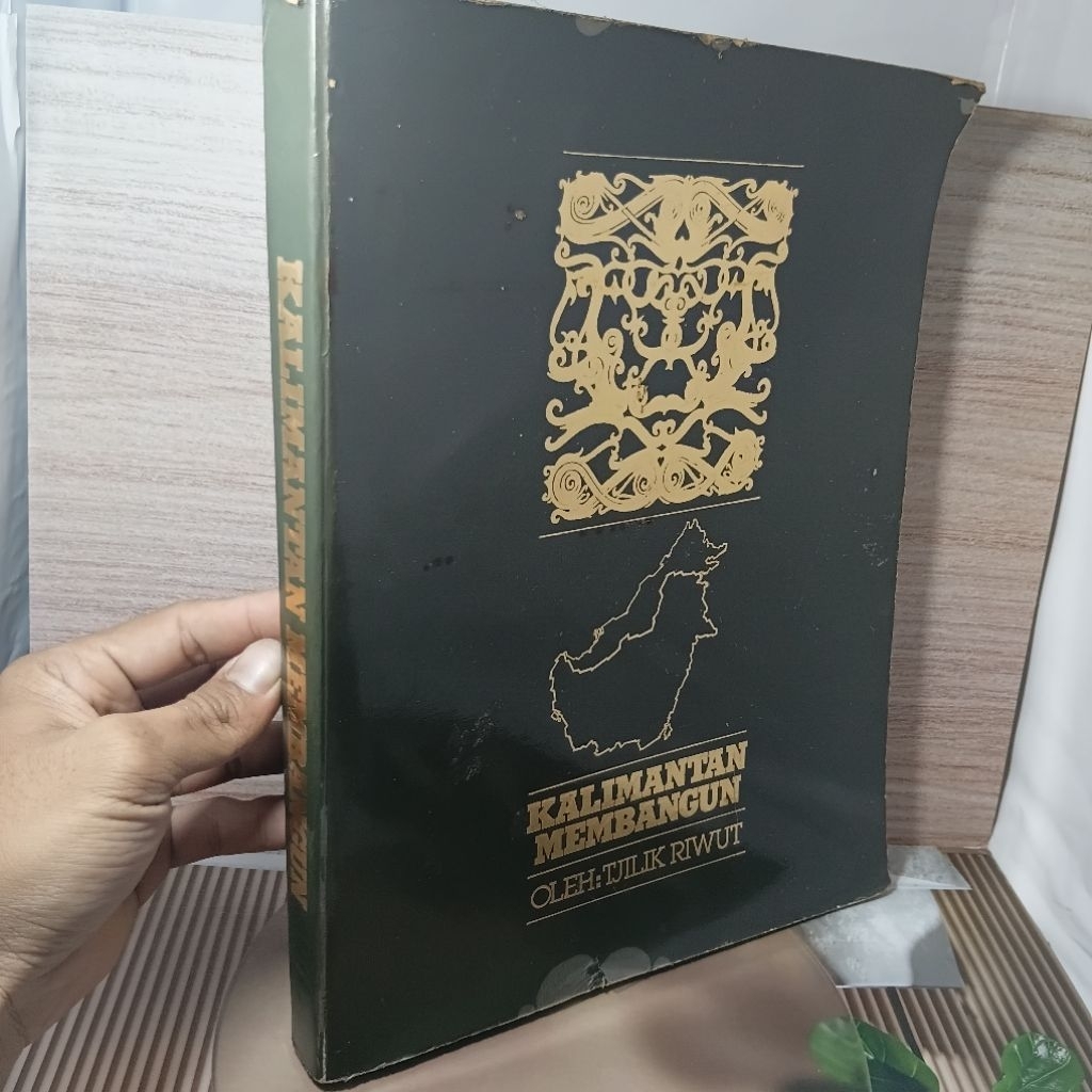 Buku KALIMANTAN MEMBANGUN Oleh Tjilik Riwut 1979