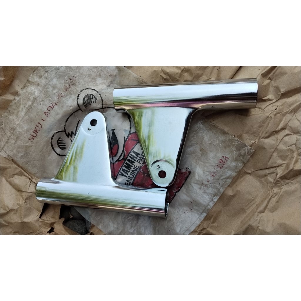 breket lampu depan kupingan lampu depan dudukan headlamp Yamaha RX100 rx100 rx125 original NOS