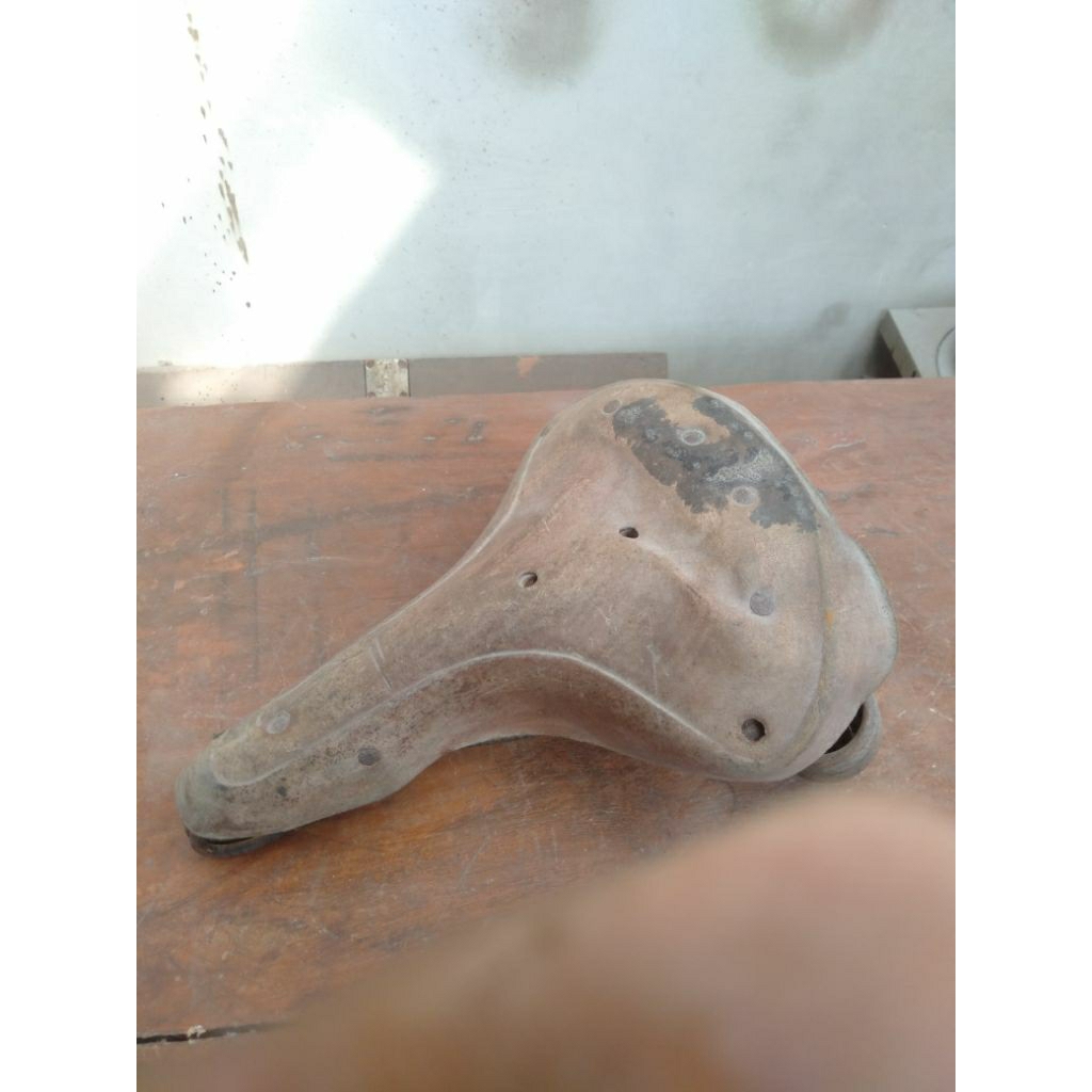 sadel kulit antik bergaya Brooks B66
