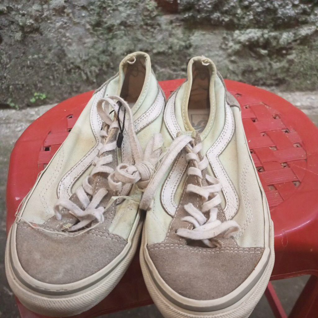 sepatu vans ori minus ga ada kardus size 37 belom pernah dipake masih bagus buat anak" sekolah dan w