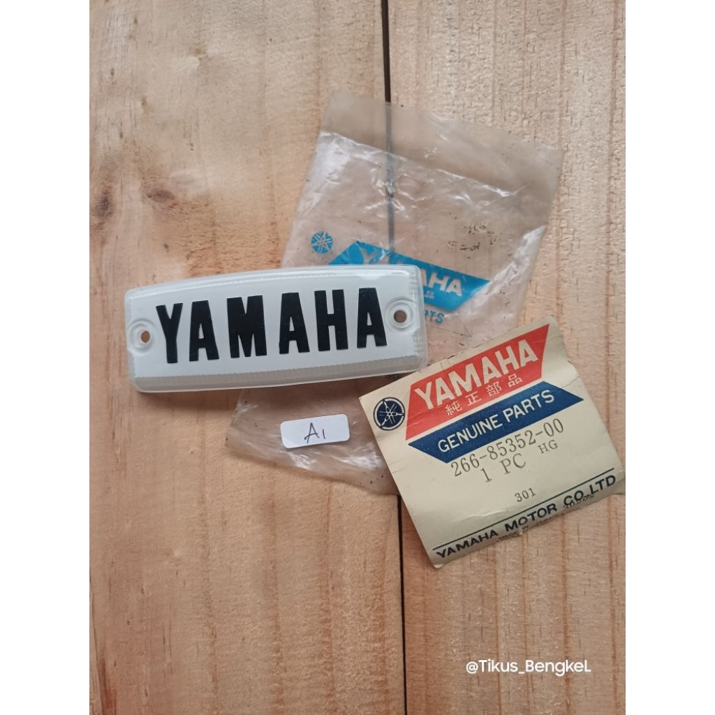 Emblem Lampu Senja Panel Dada Dasi Yamaha U5 U7 Original