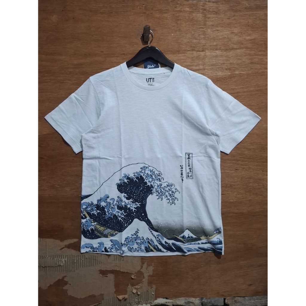 Kaos Katun Uniqlo UT Hokusai Size "L"