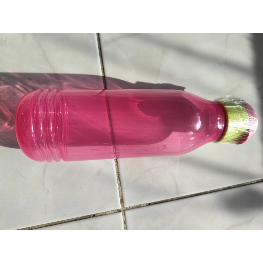 Tupperware Groovy Bottle berkapasitas 750 ml.
