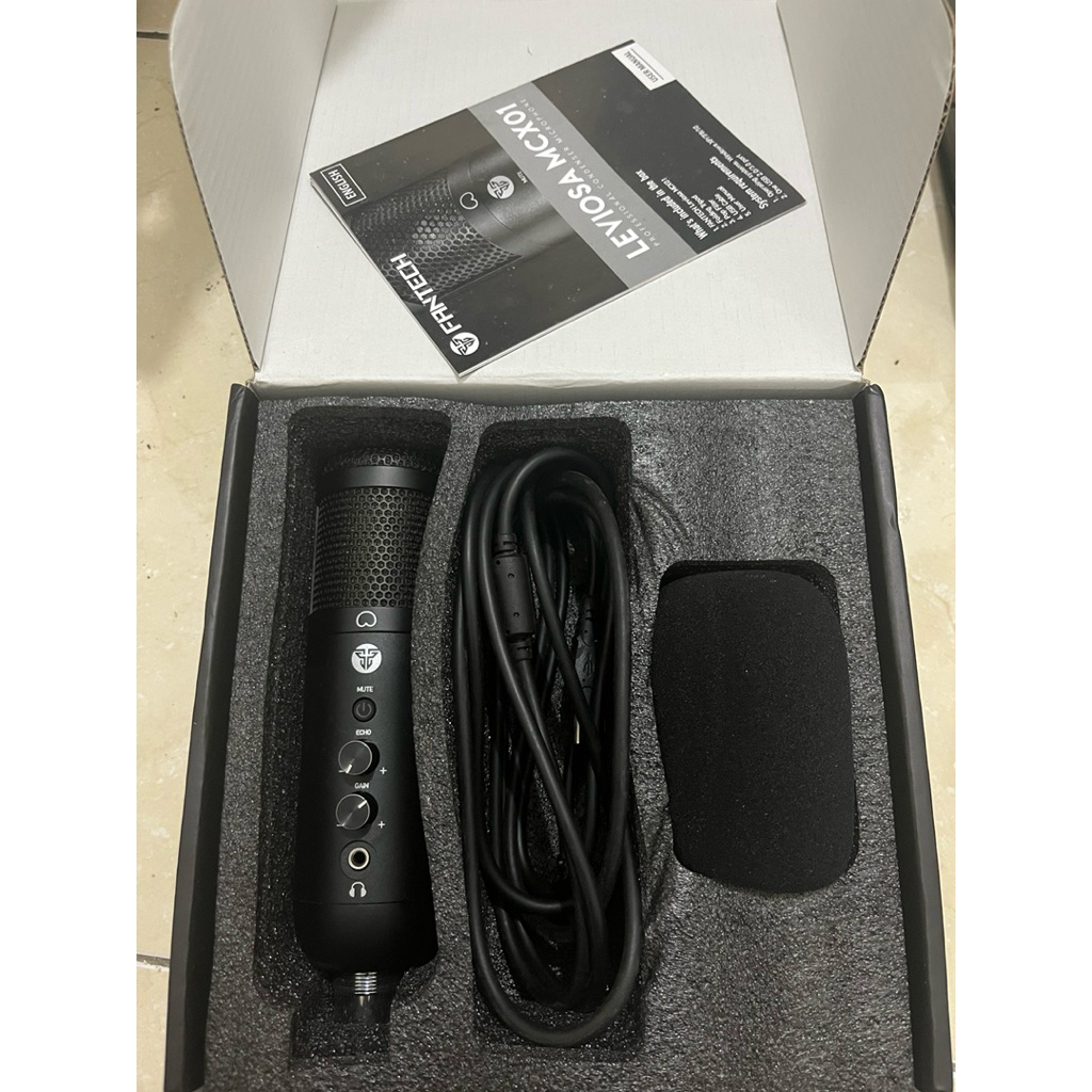 mic,stand,soundcard v8