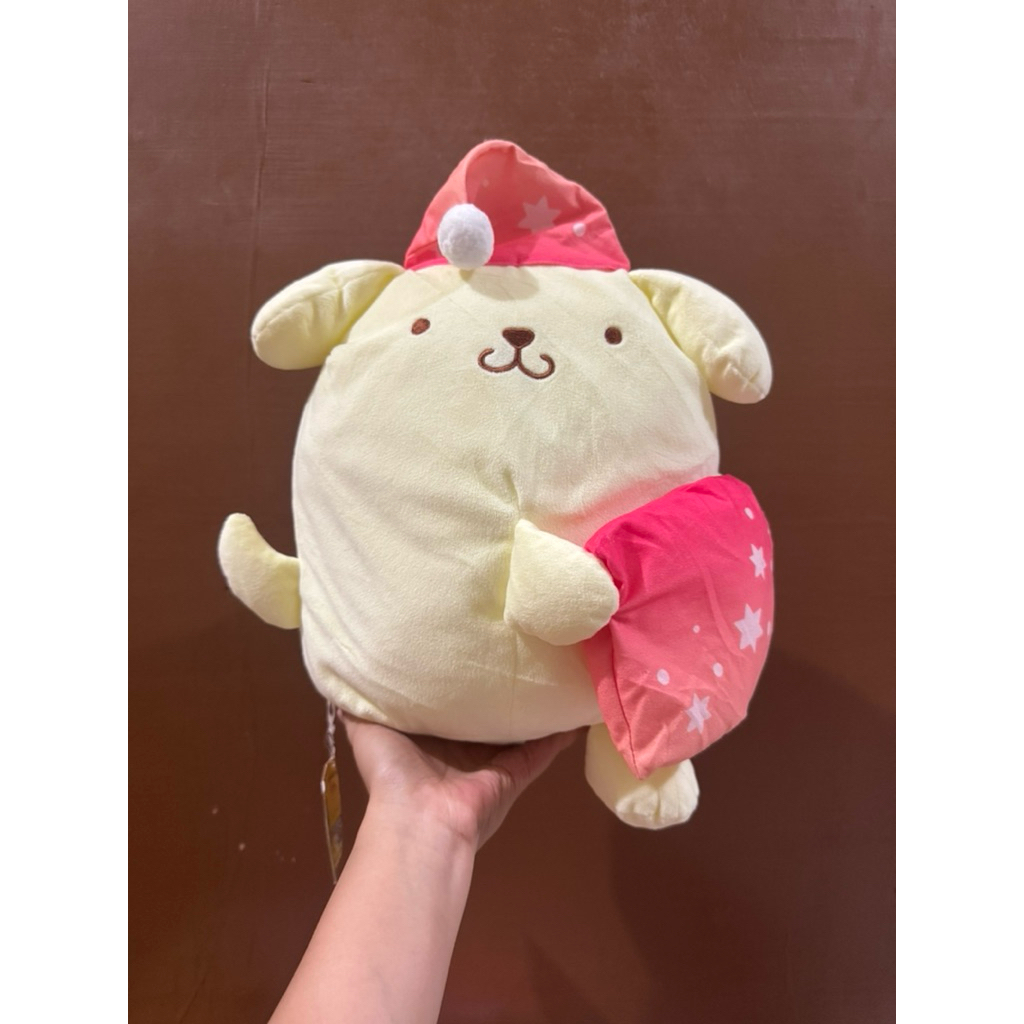 Boneka Karakter Pompompurin pegang Bantal size 28x30cm Original / Boneka pompompurin Sanrio Original