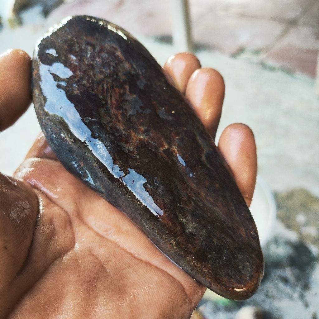 Bongkahan tunggal batu giok nephrite aceh