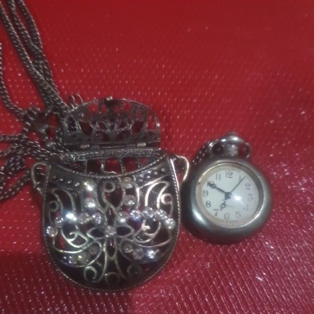 jam RANTAI KALUNG /SAKU UNIK.bekas. Normal
