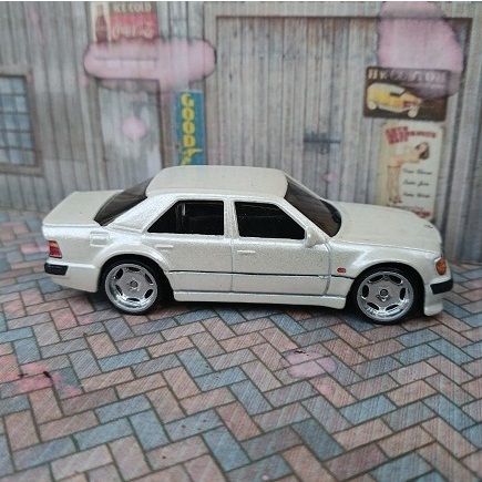 HOTWHEELS Custom Mercedes-Benz 500 E (white pearl)