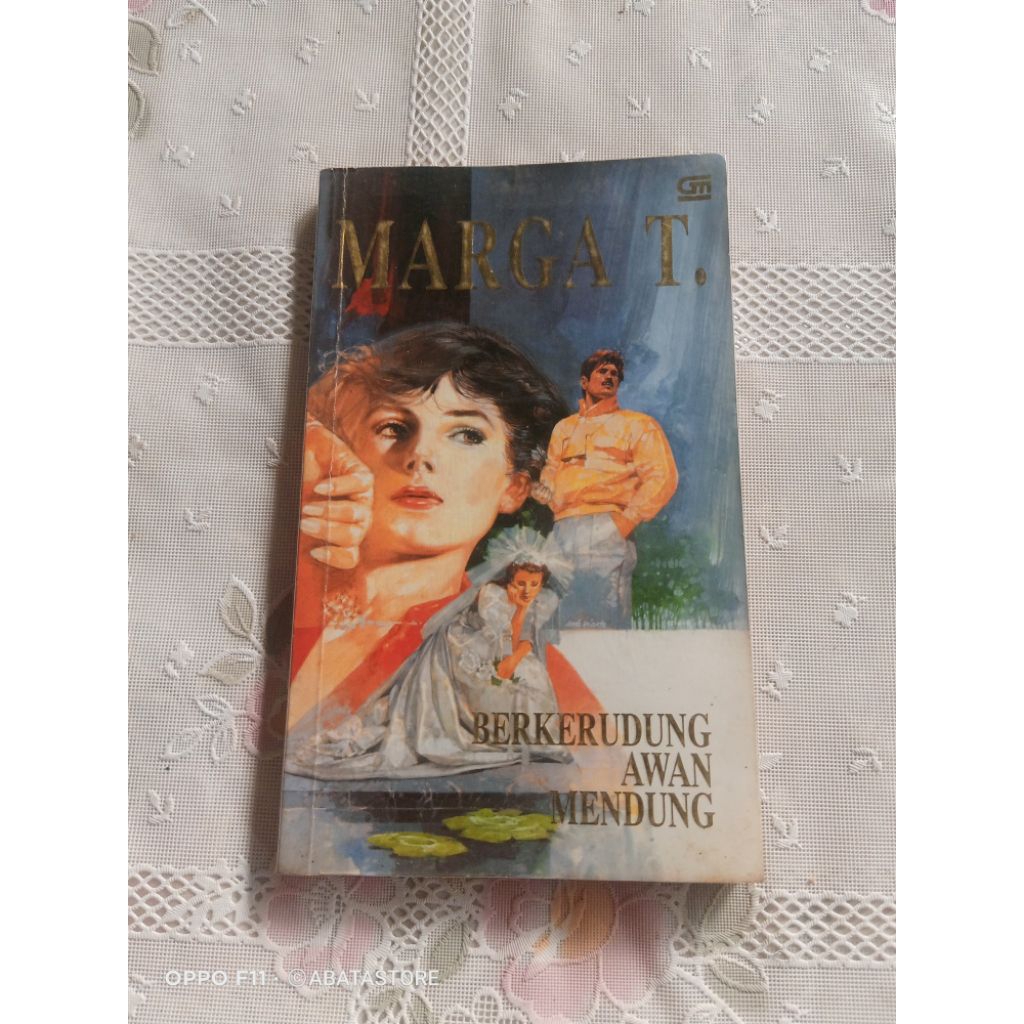 NOVEL KARYA MARGA T BERKERUDUNG AWAN MENDUNG