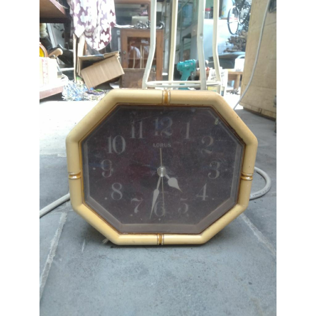 jam dinding vintage merek Lorus buatan Jepang