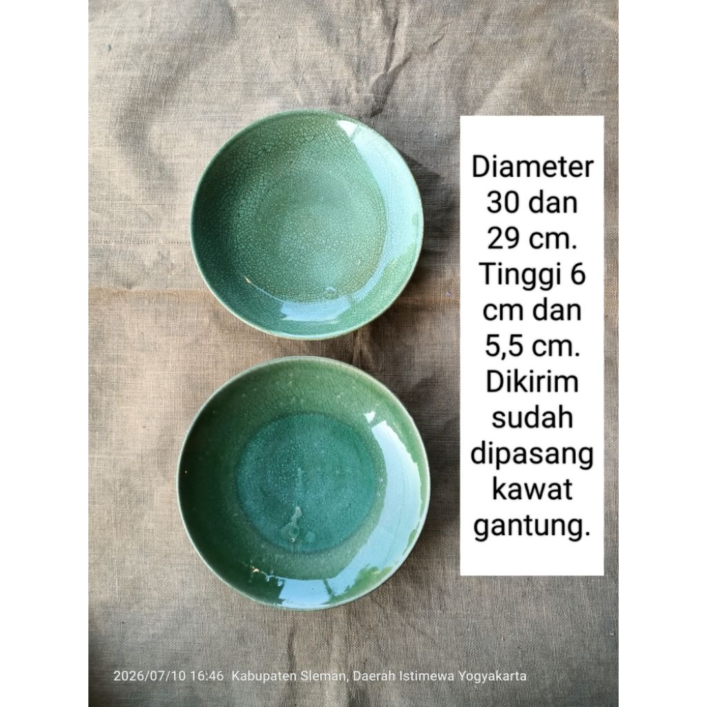 Diameter 30 cm dan 29 cm an 2 buah Piring keramik hijau celadon polos dibuat sepertik antik untuk de