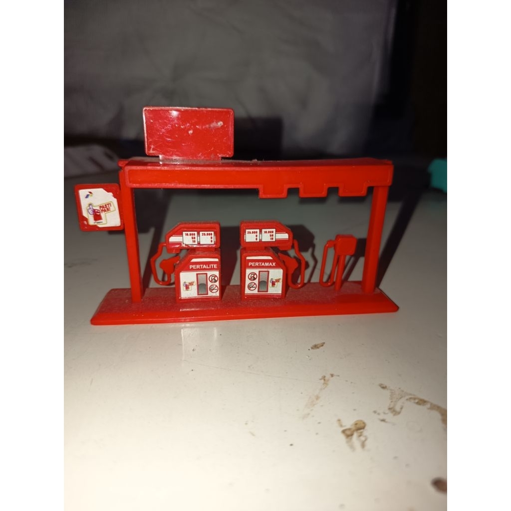 miniatur SPBU Pertamina berbahan plastik.