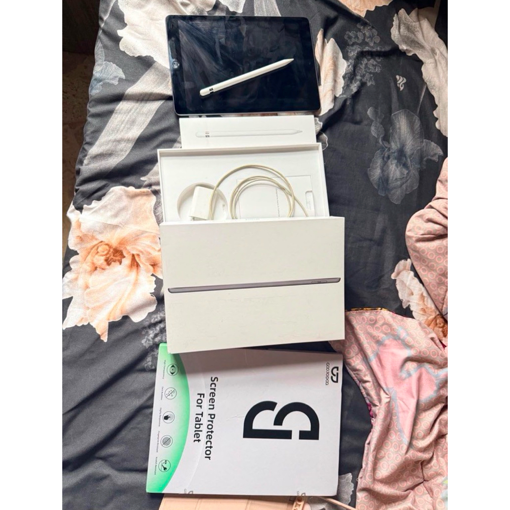 IPAD 7 GEN 32GB WIFI ONLY FREE SCREEN PROTECTOR WITH BOX AND CHARGER