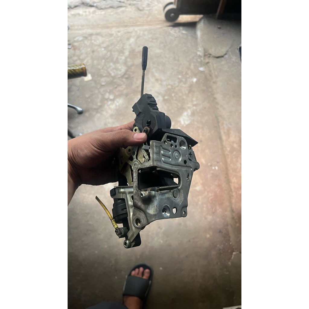 Door Lock Depan W202 W210 Model Besi Mercedes Benz