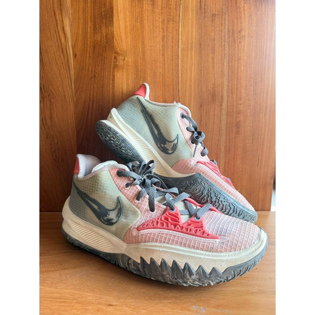 Kyrie 4 low “pale coral” sepatu basket