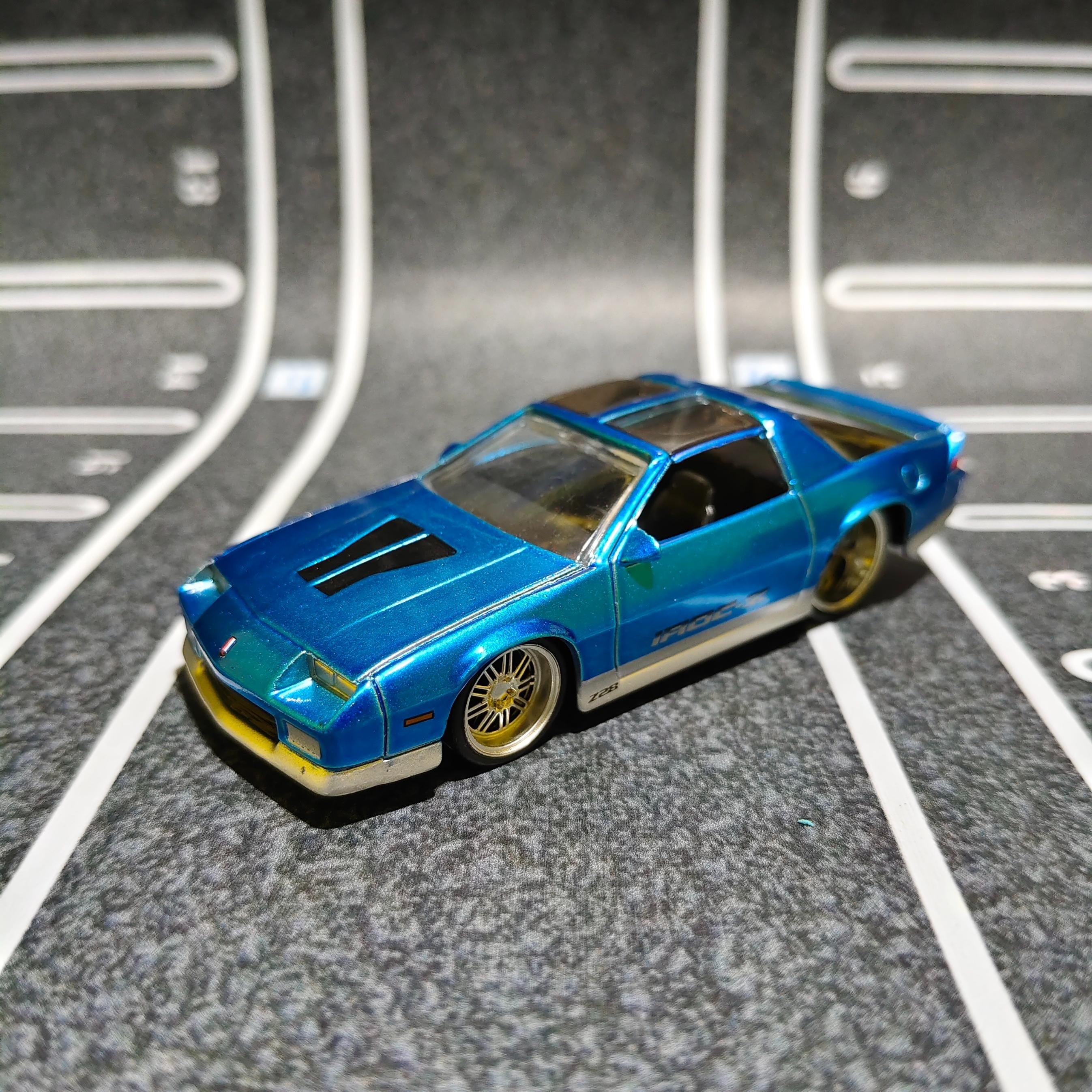 Jada Toys 1985 Chevrolet Camaro IROC-Z