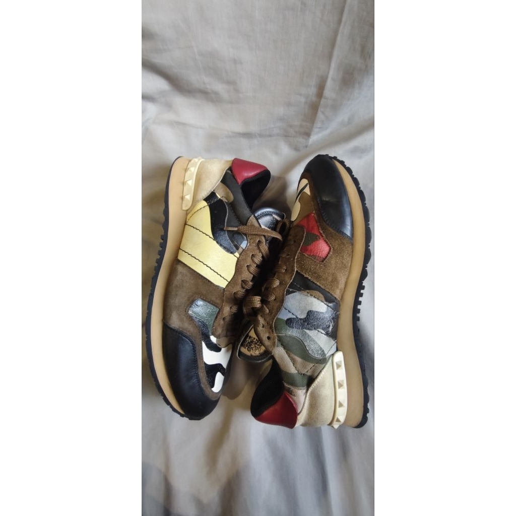 sepatu valentino Garavani camo