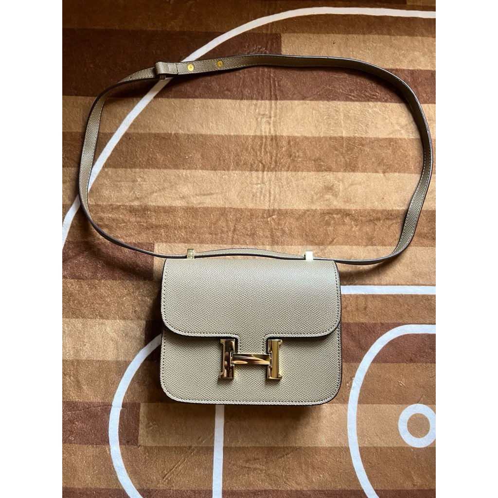 Tas Lucu cocok untuk Hadiah. Mini Kelly Constance 18. Gris Pale Epsom.