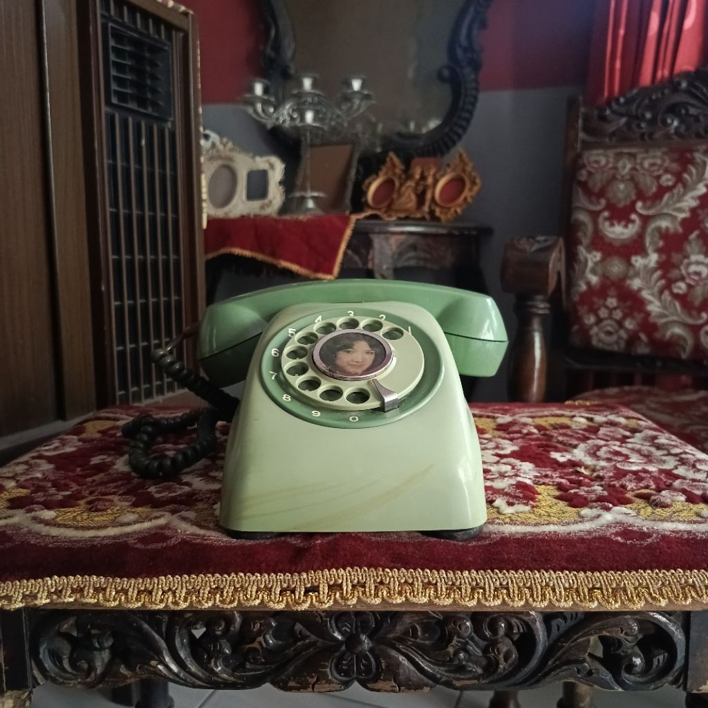 Telepon kabel telepon putar jadul antik vintage lawas kuno