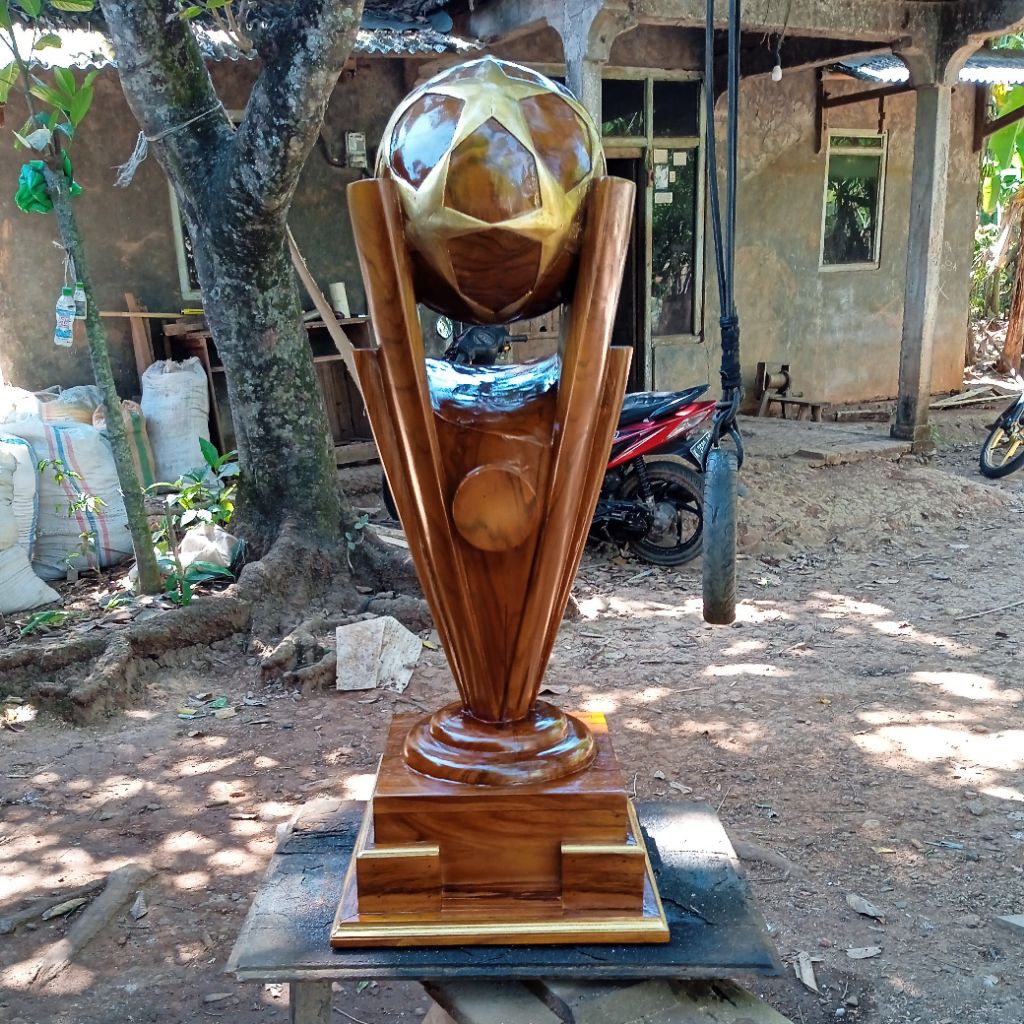 Piala Bergilir turnamen sepakbola/futsal kayu jati
