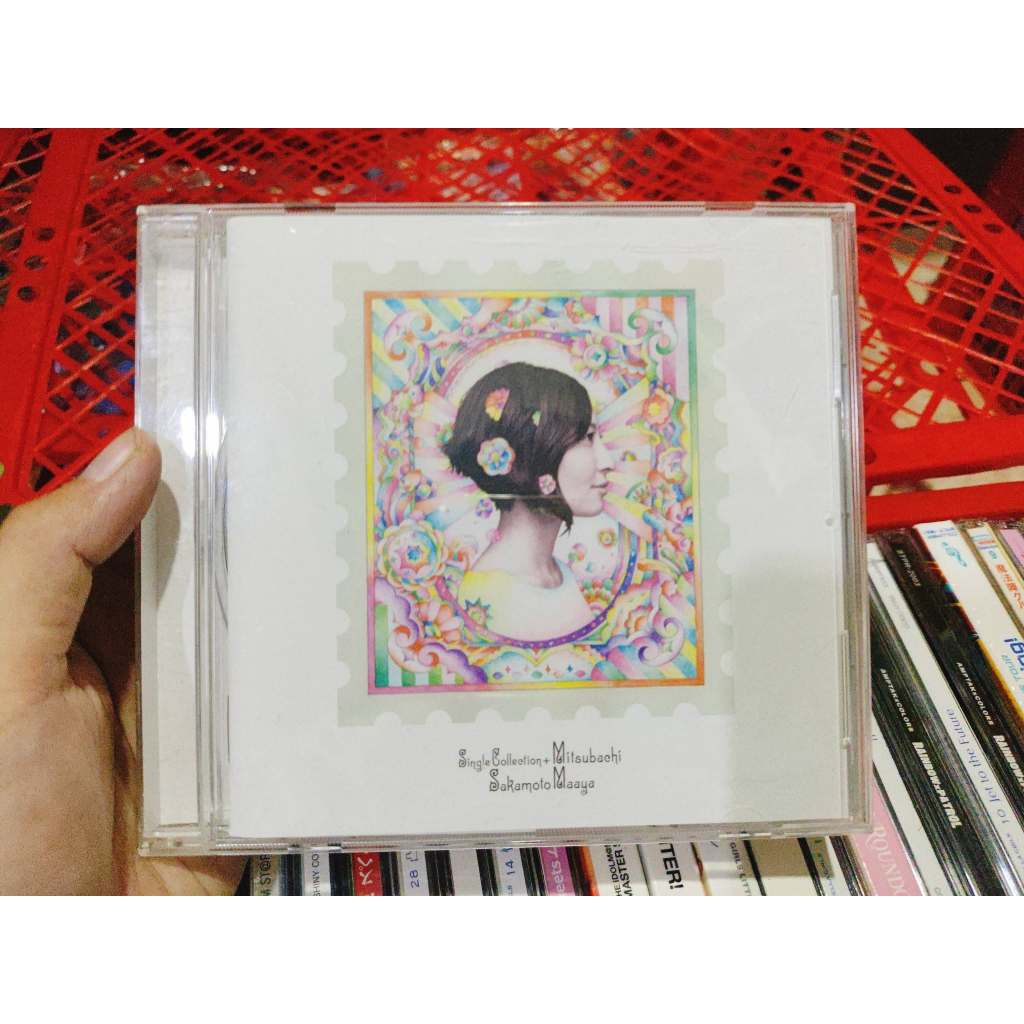CD kompilasi lagu "Single Collection+ Mitsubachi" oleh artis Jepang Maaya Sakamoto.