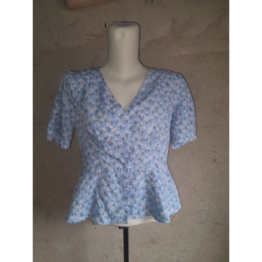 preloved Blouse Motif bunga biru (floral peplum)/atasan motif bunga kerah V kancing depan lengan pen