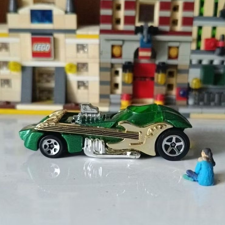 toy unique Hot Wheels Twang Thang ( gold, guitar model )