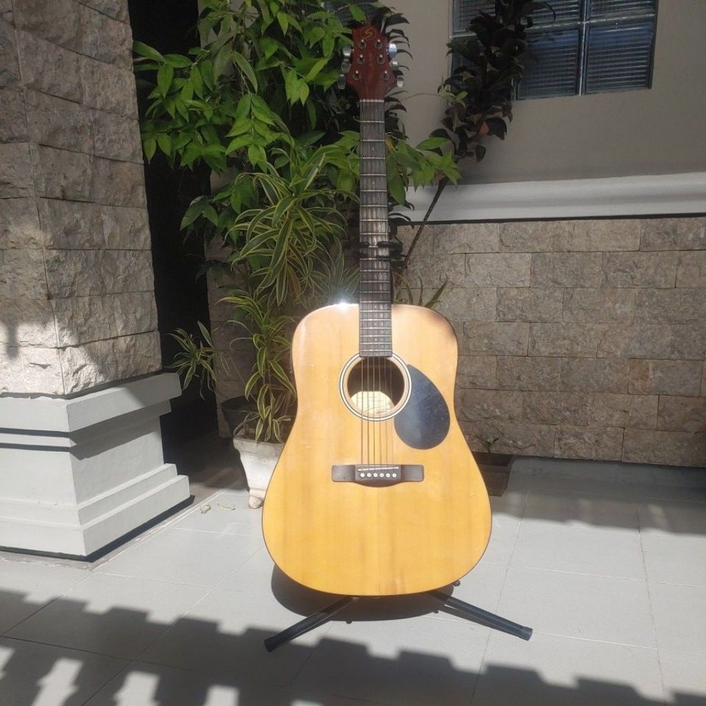 Gitar Akustik Elektrik Kayu Cokelat dengan Stand dan Pickup