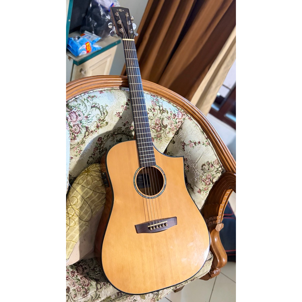 Gitar Akustik yang nyaman dimainkan HEX C330M