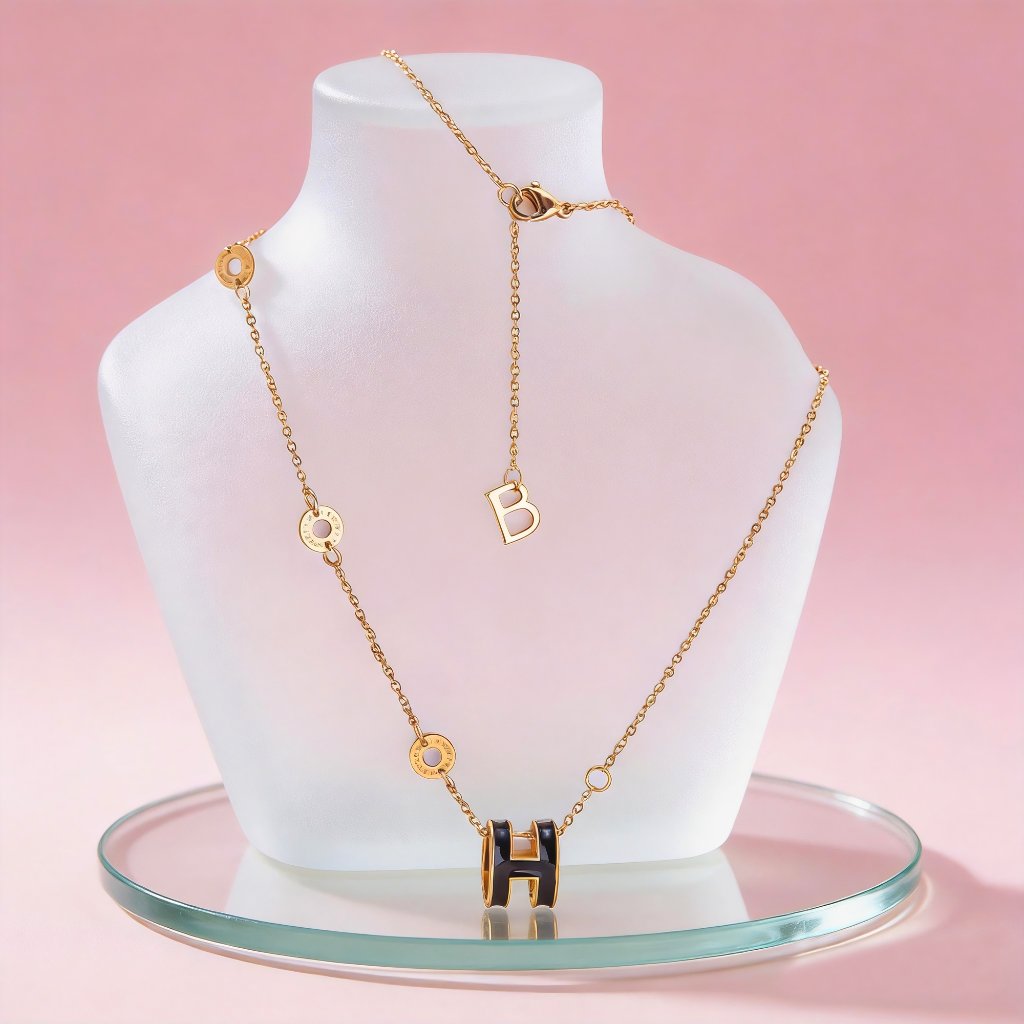 BLK Kalung rantai wanita warna emas dengan gantungan huruf B dan H model minimalis