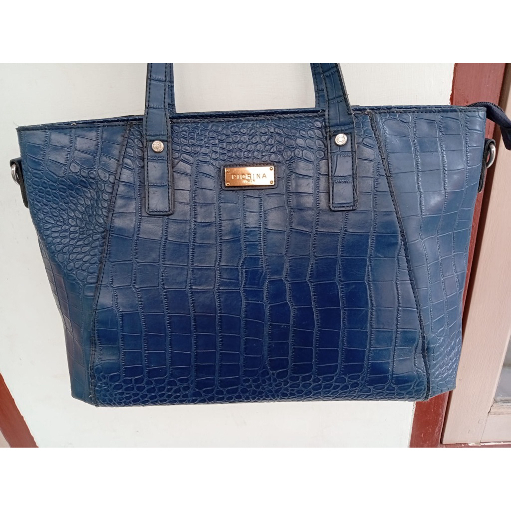 Tas Tote Wanita Piorina warna biru motif kulit buaya dengan tali pegangan