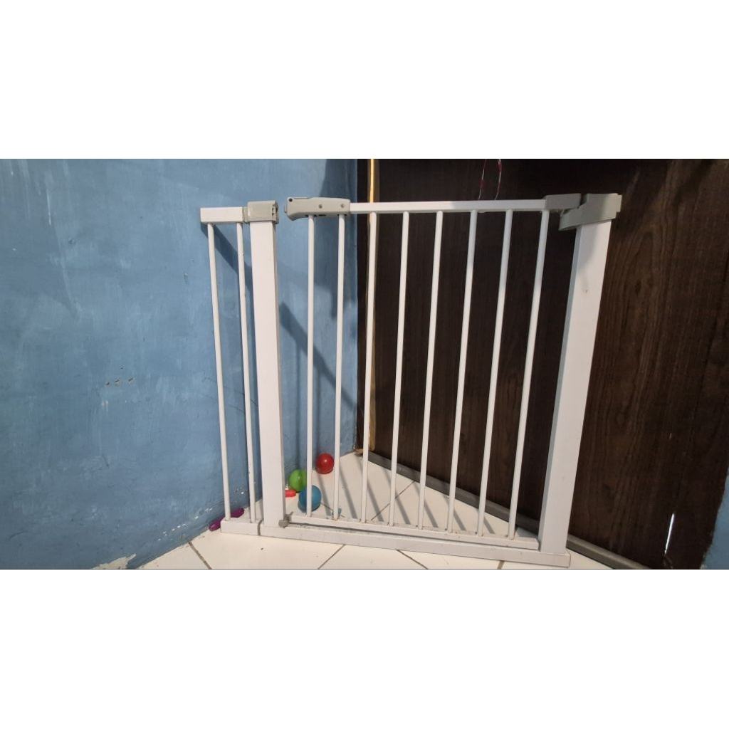 baby safety gate preloved (booked)