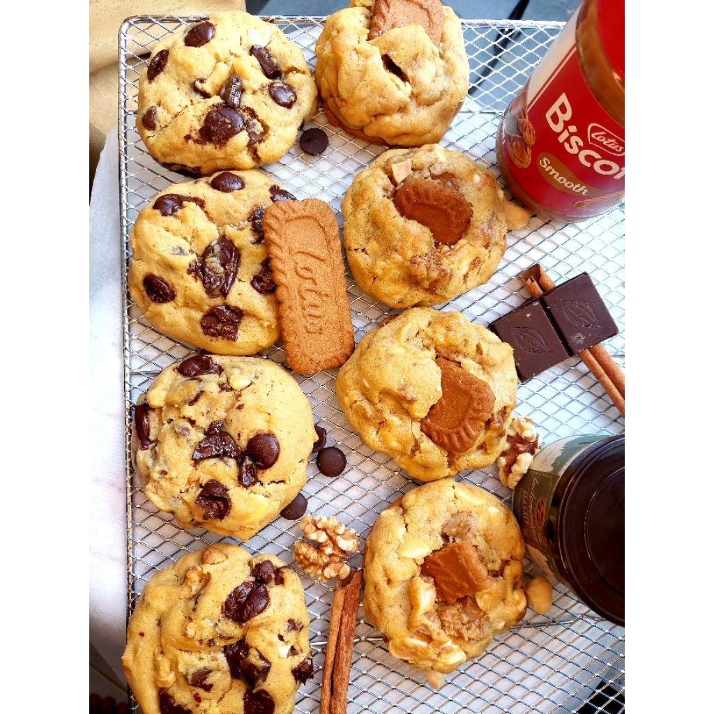 

biscof, mix nut ,(almond,macadamia,walnut) cookies soft bake