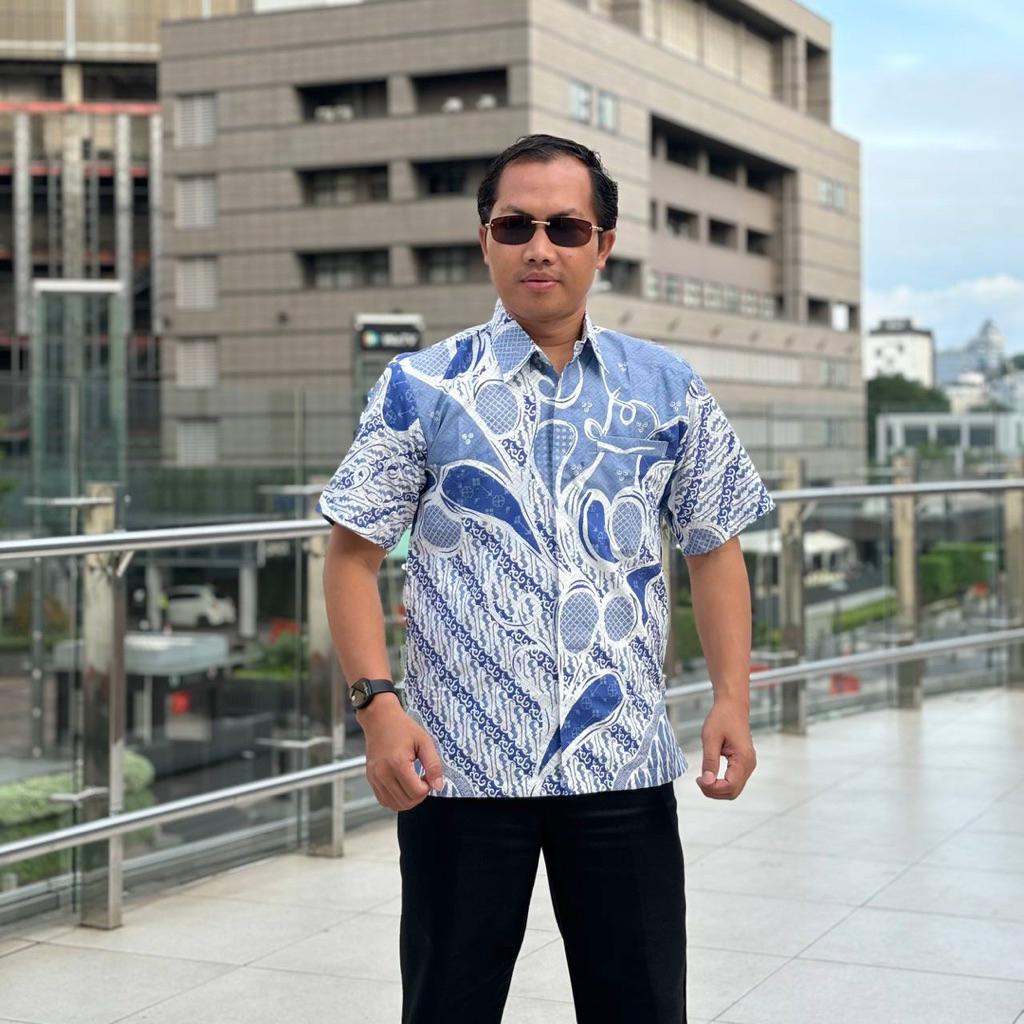 SKY BLUE DENIM 67 Hem batik pria bahan katun lapis furing lengan pendek