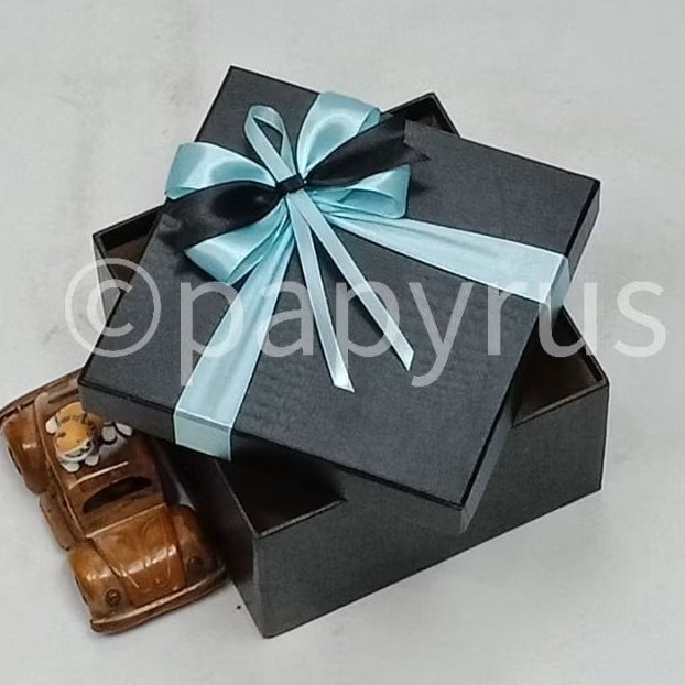 

PAPYRUS 17,5x17,5 Tinggi 8cm Kotak Kado Gift Box Hardbox Hampers Hadiah V2