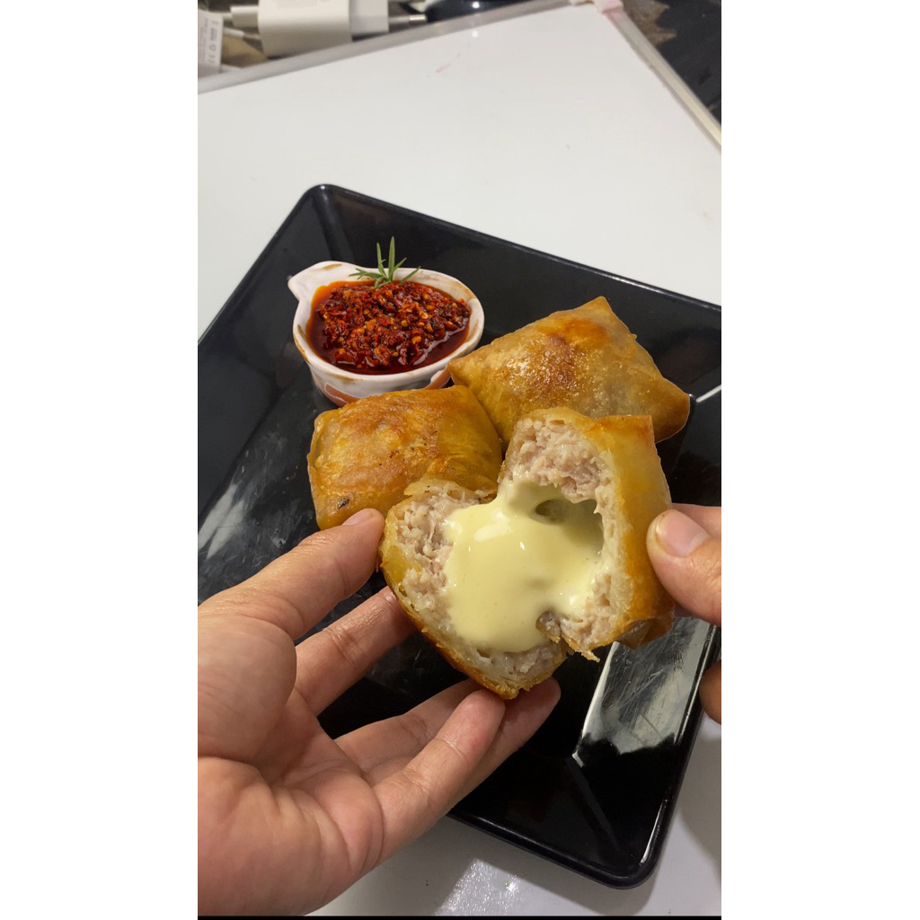 

Dimsum goreng keju crot dengan saos chili oil