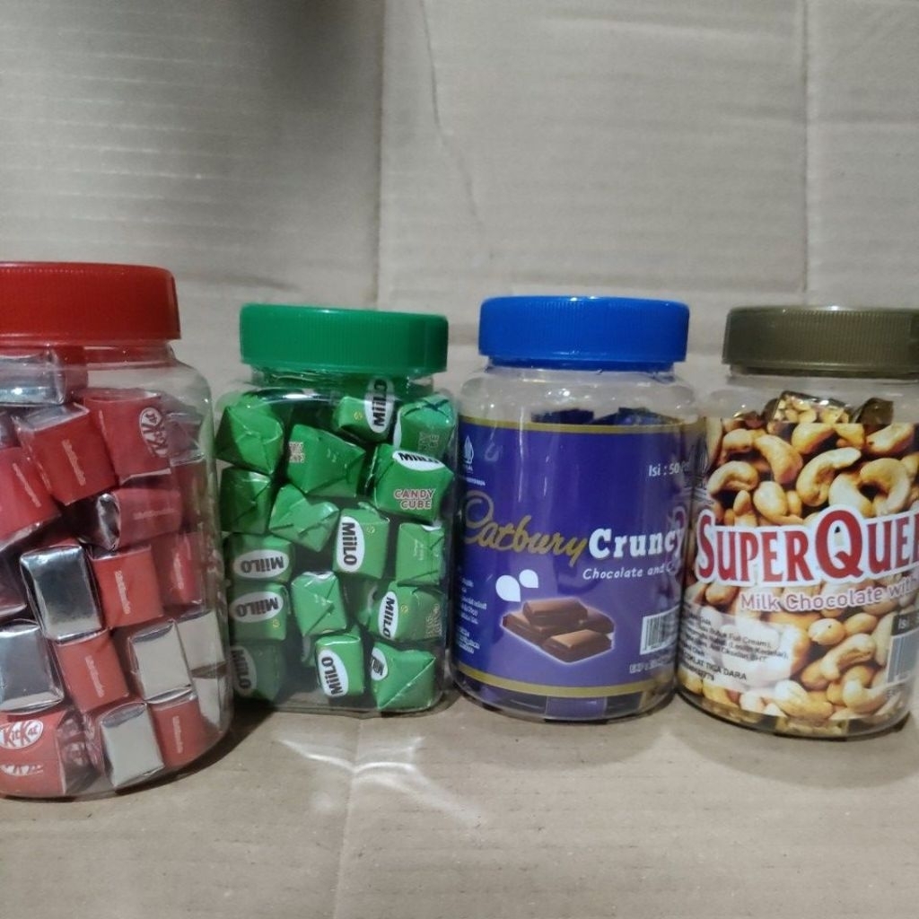 

Qedbury domino Coklat kacang cube dan Super Queen cube isi 50 pcs