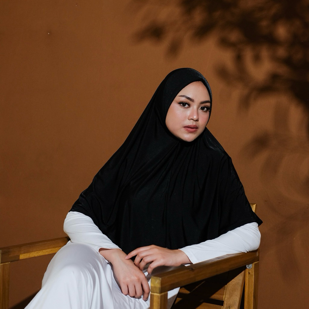 Midnight Black Hijab Pashmina Instant Silk Crystal (Kristal Sutra) Hitam