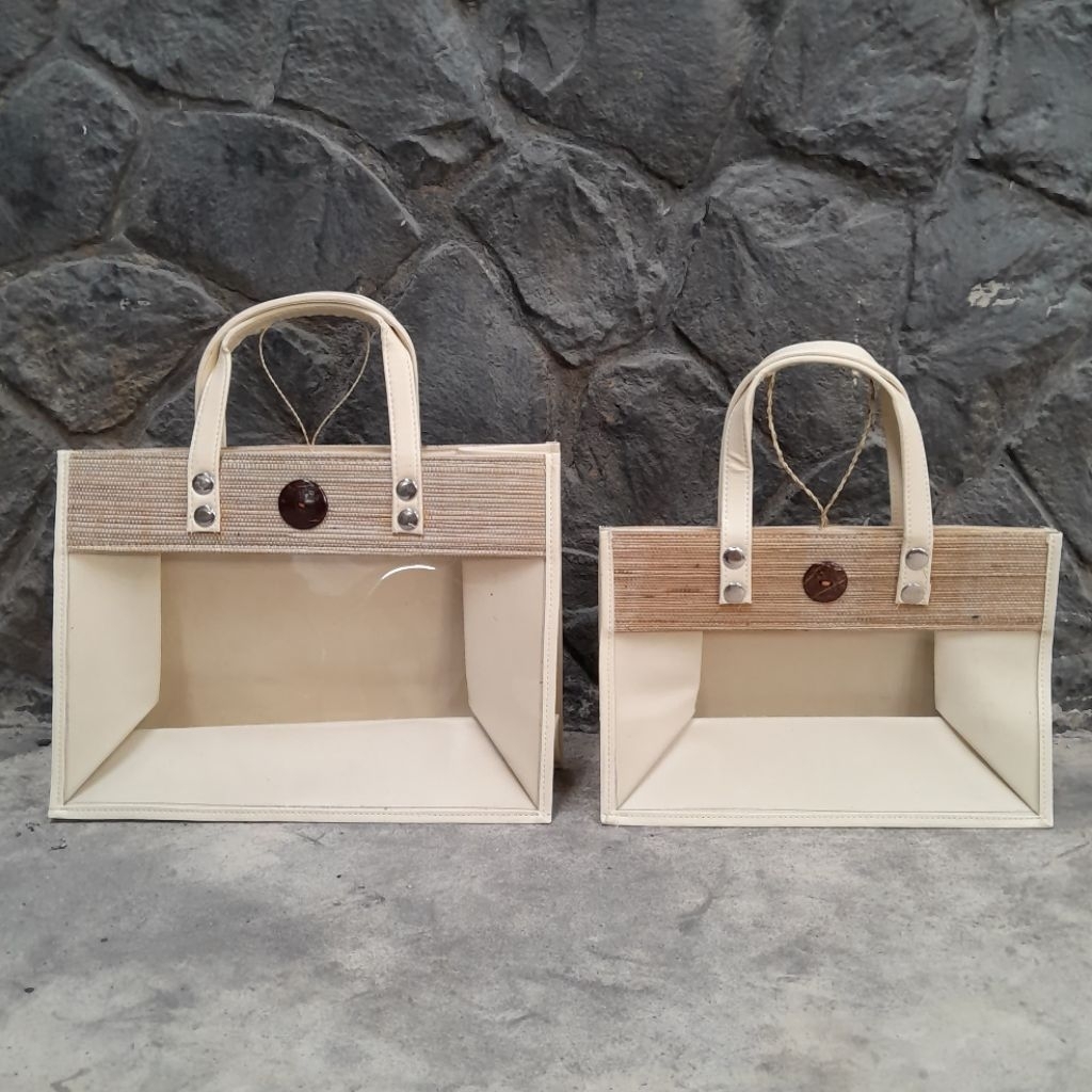 

Tas Anyam Mardani Kombinasi Kulit Sintetis - Tas anyam hampers, Tas hampers goodie bag besar kecil, Tas parcel, Tas souvenir